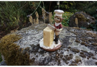 110062  FIGURINE  TROLL FROMAGER  AVEC FROMAGE PIXIE ELFE PIXIES